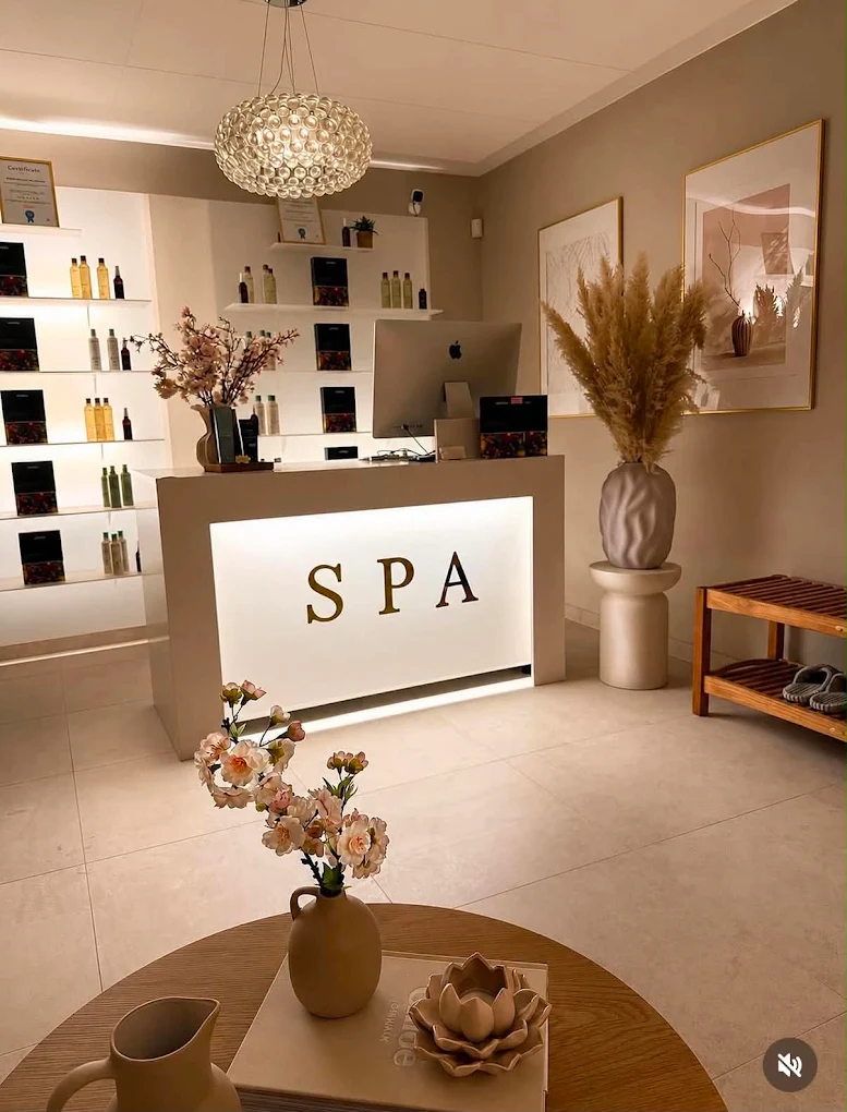 Inbjudande spa-reception med produkthyllor, dekoration och mjukt ljus